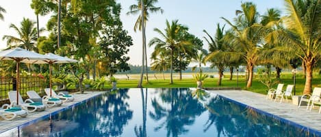 Una piscina al aire libre