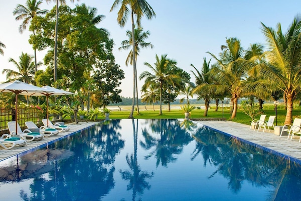 Una piscina al aire libre