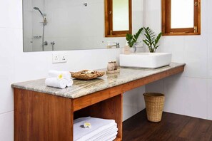 Dusche, Bidet, Handtücher