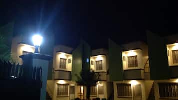 Façade de l’hébergement - soirée/nuit