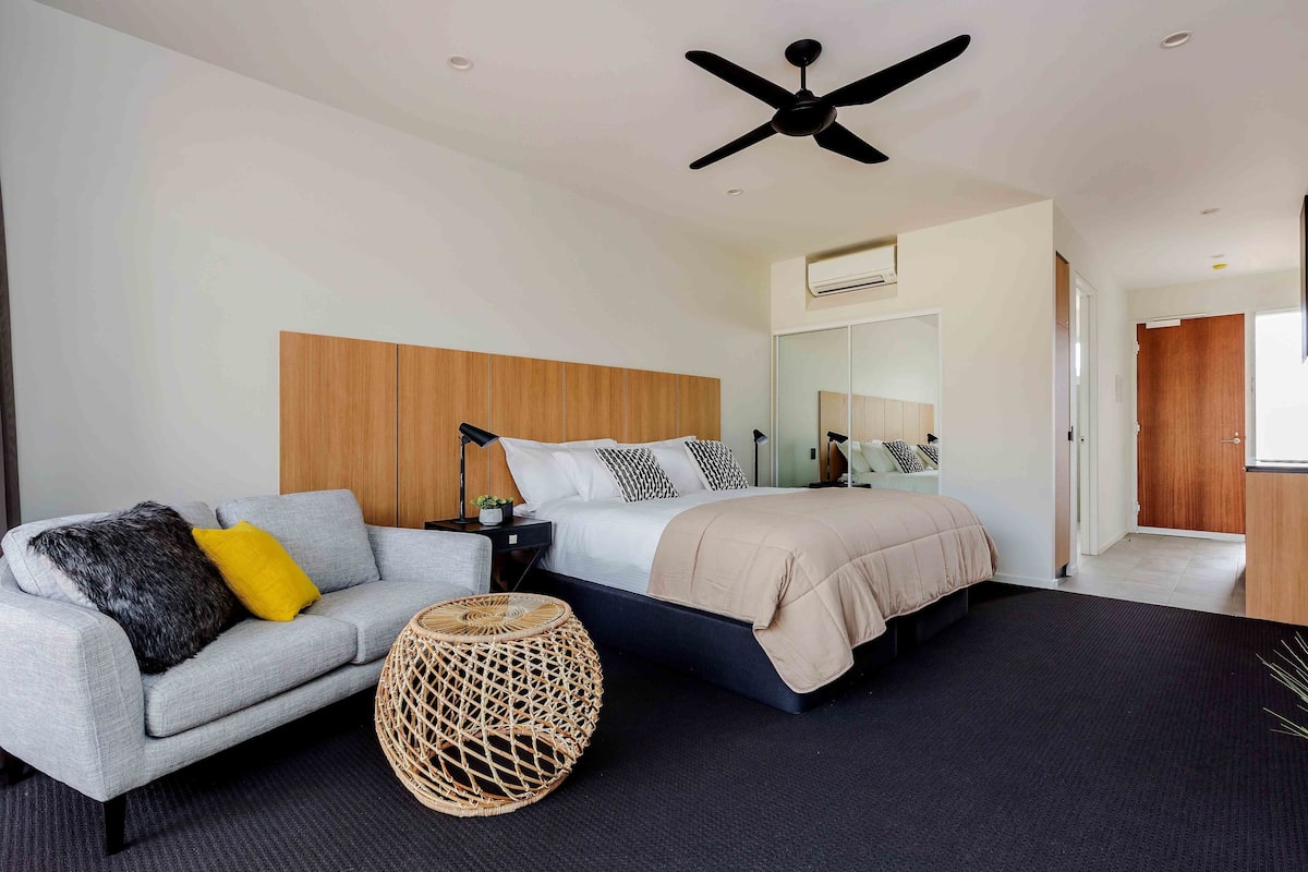 Premium bedding, minibar, desk, soundproofing