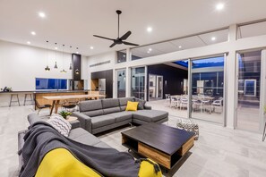 奢華獨棟房屋, 6 間臥室, 高球場景觀 | 起居區 | 智慧型電視