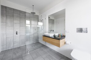 Ropa de cama de alta calidad, minibar, escritorio