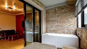 Double Room, Terrace (Netflix - Use personal account) | Individually decorated, desk, free WiFi, wheelchair access