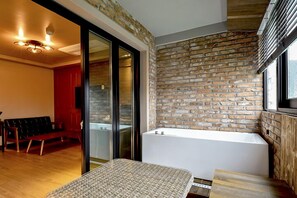 Double Room, Terrace (Netflix - Use personal account) | 特色装修、办公桌、免费 WiFi、轮椅无障碍