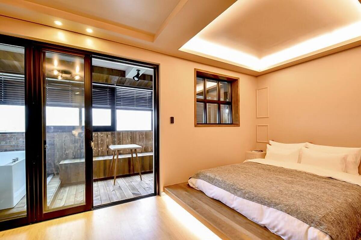 Double Room, Terrace (Netflix - Use personal account) | Bàn, truy cập Internet không dây miễn phí, trang trí khác biệt 
