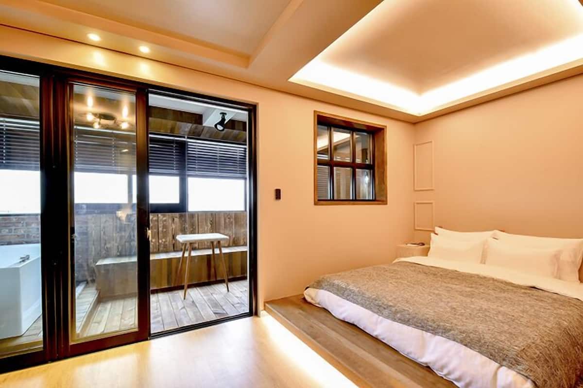Double Room, Terrace (Netflix - Use personal account) | Décoration personnalisée, bureau, Wi-Fi gratuit