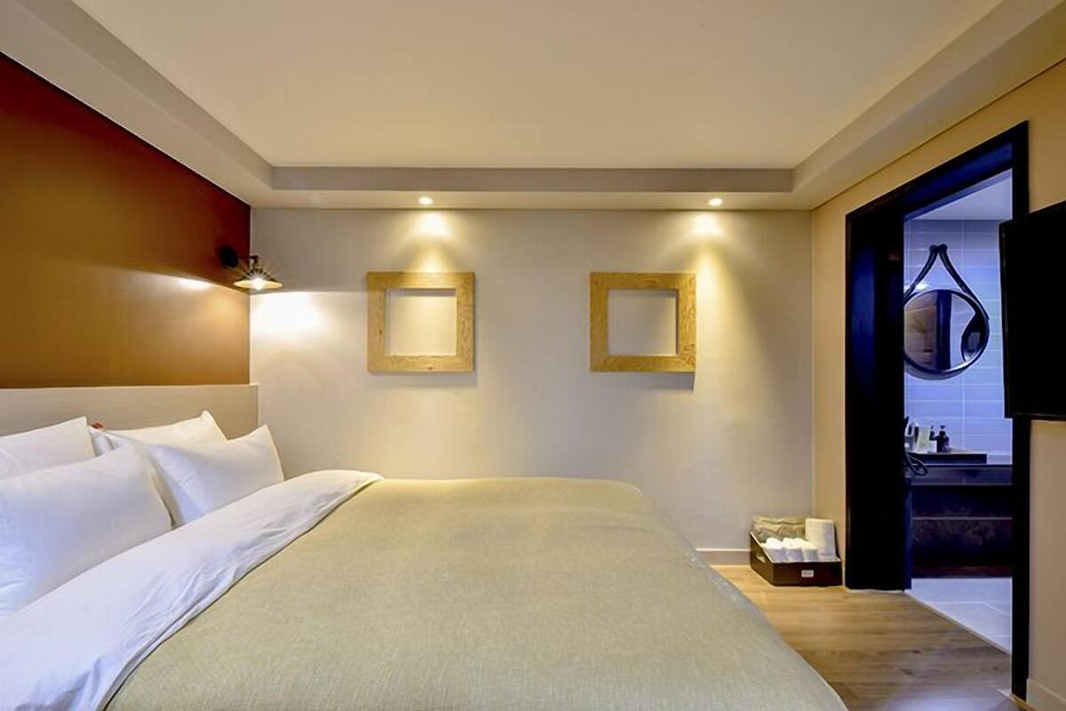 Standard Room (Netflix - Use personal account) | Bàn, truy cập Internet không dây miễn phí, trang trí khác biệt 