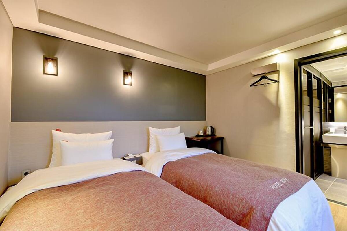 Deluxe Twin Room (Netflix - Use personal account) | Bàn, truy cập Internet không dây miễn phí, trang trí khác biệt 