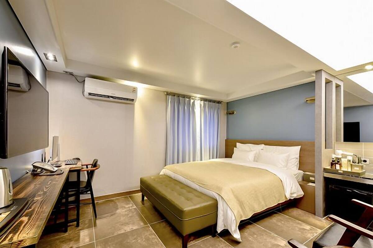 Deluxe Room (Netflix - Use personal account) | Bàn, truy cập Internet không dây miễn phí, trang trí khác biệt 