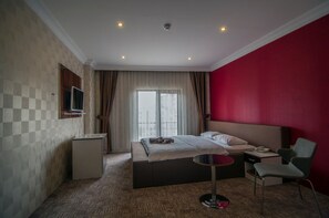 Perhehuone | 1 makuuhuone, tallelokero huoneessa, työpöytä, äänieristys