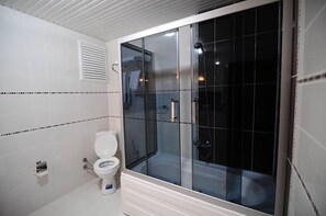 Suihku, ilmaiset hygieniatuotteet, hiustenkuivaaja, tohvelit