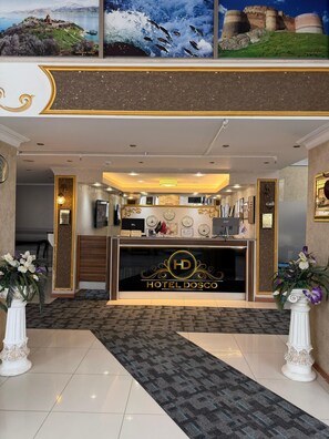 Habitación estándar con 2 camas individuales | 1 dormitorio, caja fuerte, escritorio y sistema de insonorización