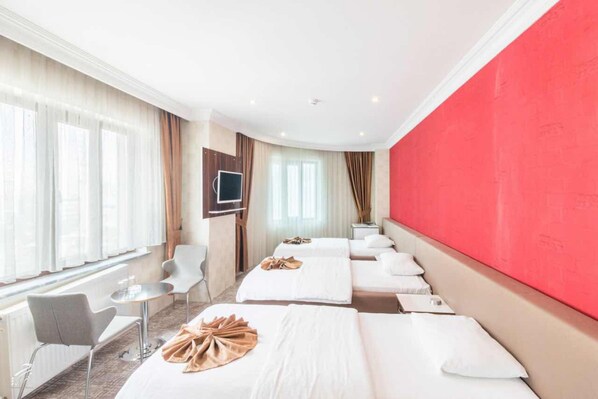 Kolmen hengen huone | 1 makuuhuone, tallelokero huoneessa, työpöytä, äänieristys