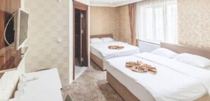 Neljän hengen standard-huone, 1 makuuhuone, kylpyhuone makuuhuoneen yhteydessä, kaupunkinäköala | 1 makuuhuone, tallelokero huoneessa, työpöytä, äänieristys