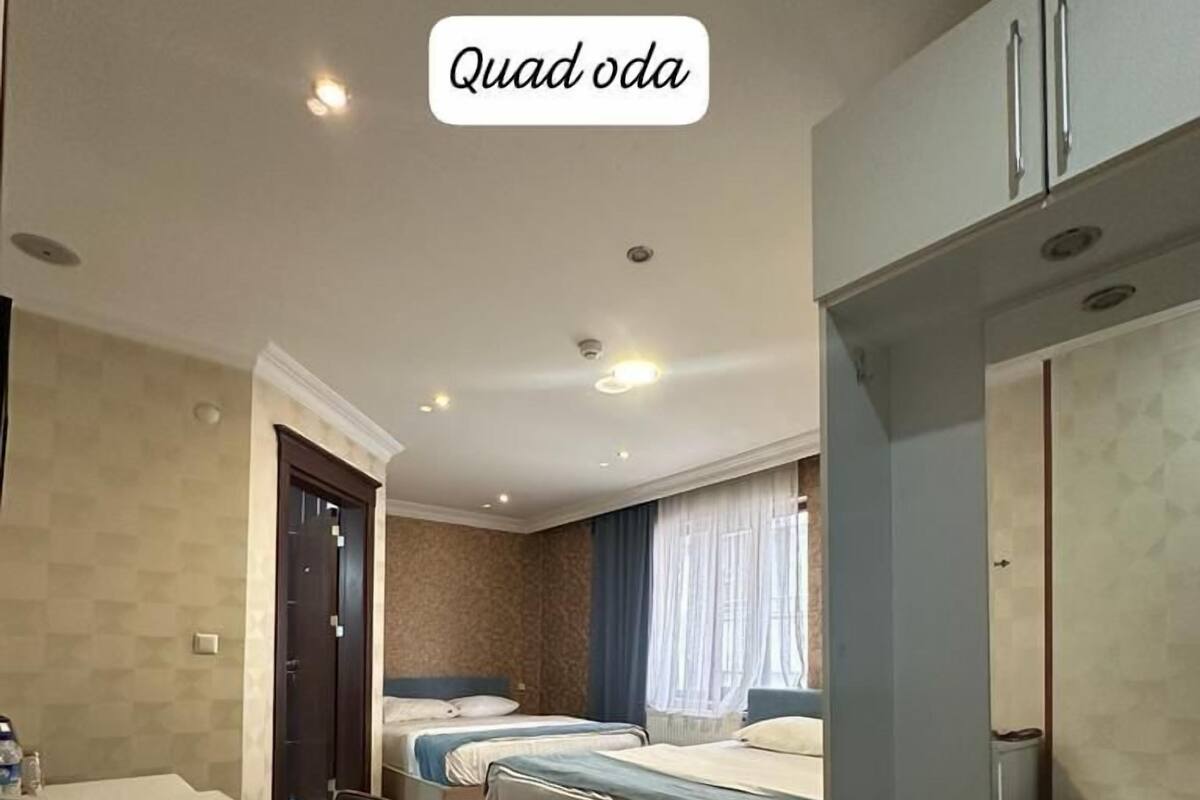 Habitación cuádruple estándar, 1 habitación, baño privado, vistas a la ciudad | 1 dormitorio, caja fuerte, escritorio y sistema de insonorización