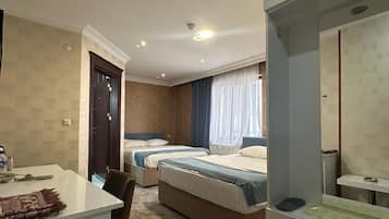 Habitació quàdruple estàndard, 1 dormitori, amb bany privat, vistes a la ciutat | 1 dormitori, caixa forta a l'habitació i escriptori
