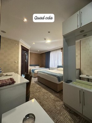 Habitación cuádruple estándar, 1 habitación, baño privado, vistas a la ciudad | 1 dormitorio, caja fuerte, escritorio y sistema de insonorización