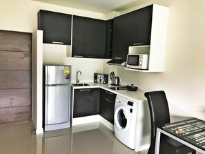 Deluxe Studio | ครัวขนาดเล็กส่วนตัว | ตู้เย็นขนาดใหญ่, ไมโครเวฟ, เตาประกอบอาหาร, กาต้มน้ำไฟฟ้า