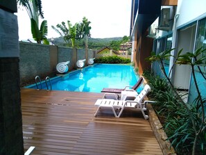 สระว่ายน้ำกลางแจ้ง