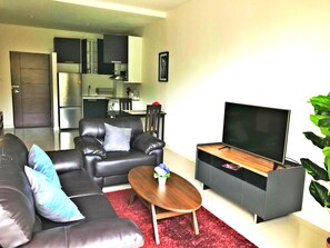 Deluxe Studio | Wohnbereich | LED-Fernseher