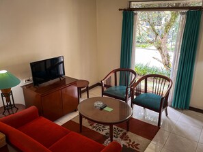 Junior Suite | 起居区 | 32-英寸LED 电视（配备有线频道）、电视、乒乓球