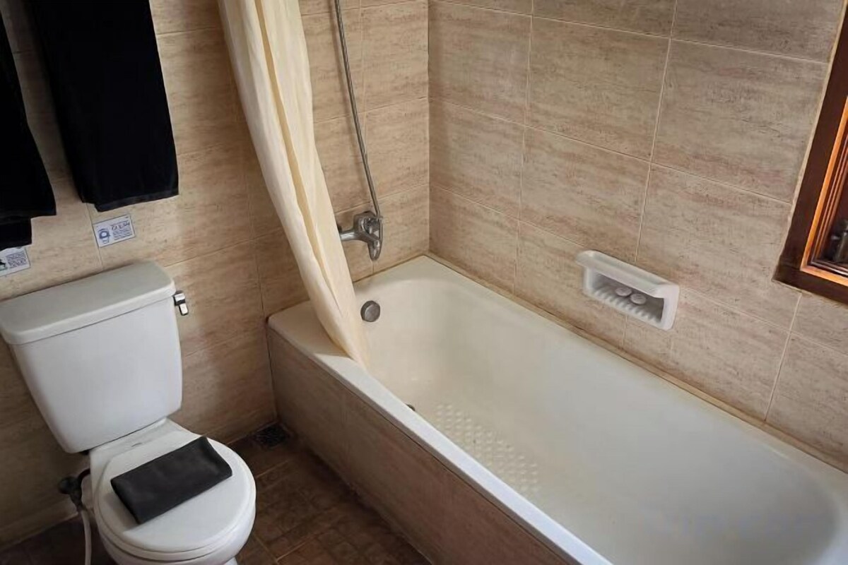 Bathtub, free toiletries, slippers, towels