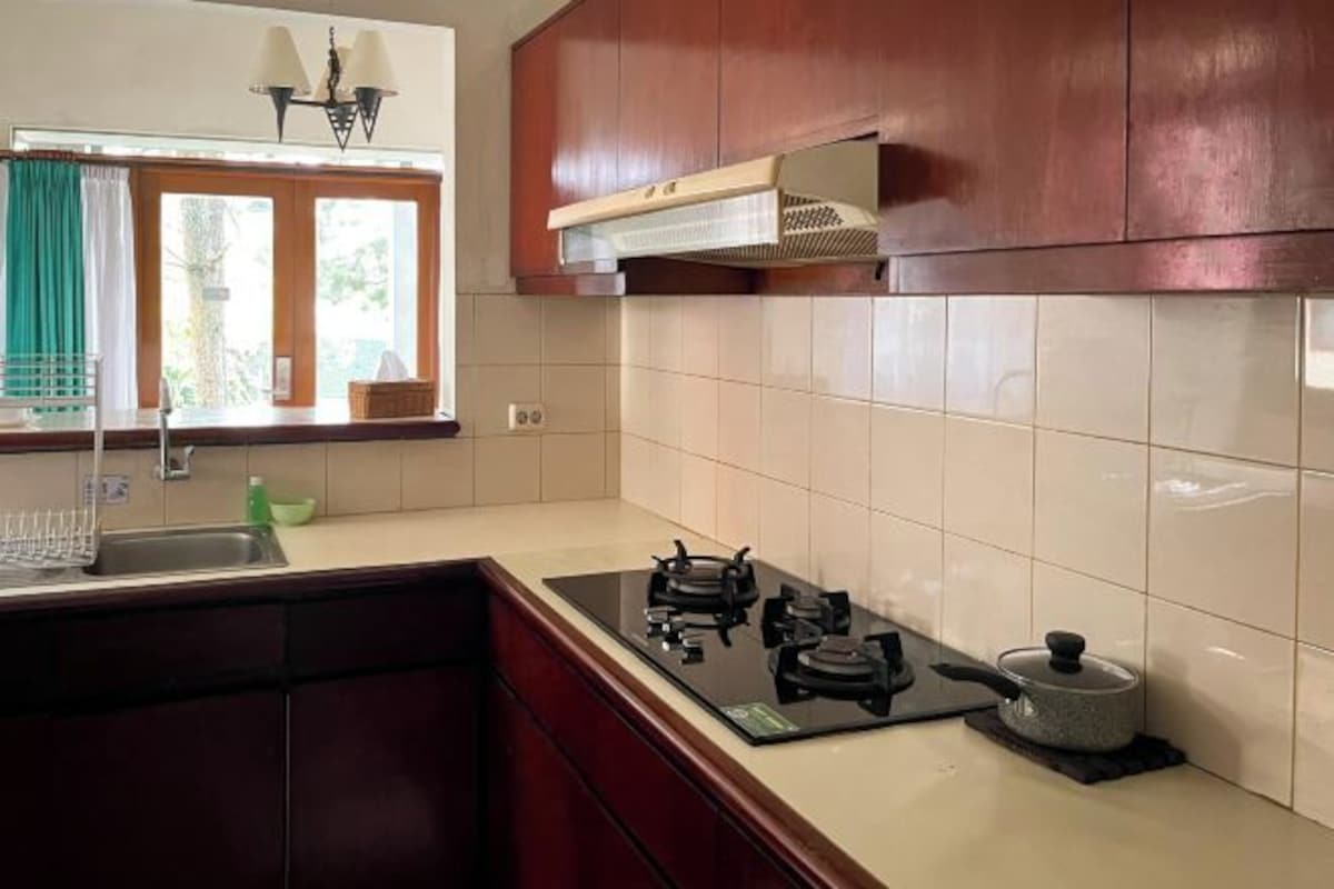 Private kitchen | Coffee/tea maker, fridge, stovetop, highchair