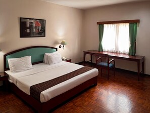 Junior Suite | 客房内保险箱、办公桌、笔记本电脑工作区、遮光窗帘