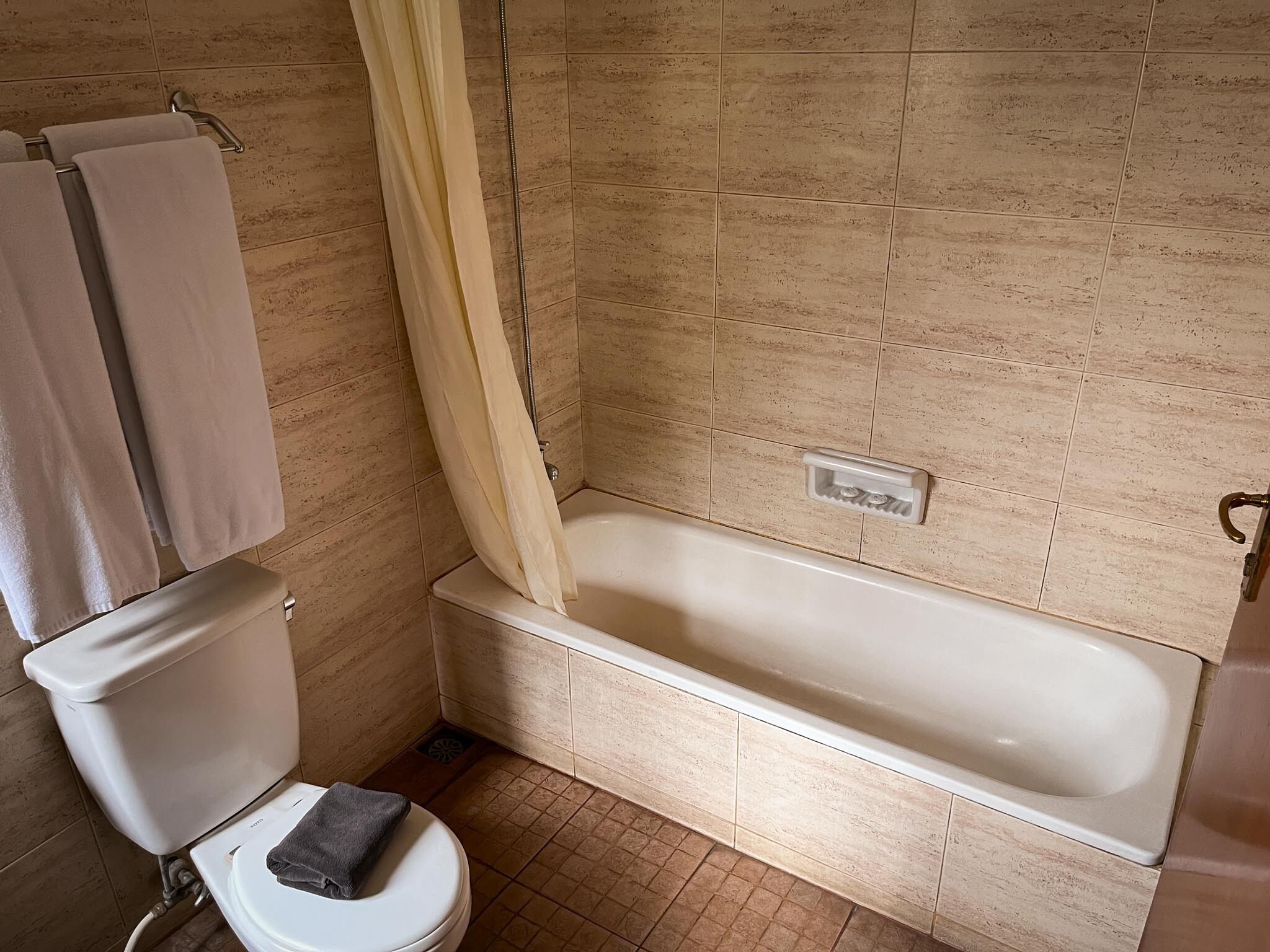Ein Badezimmer mit Toilette, Badewanne und Duschvorhang.