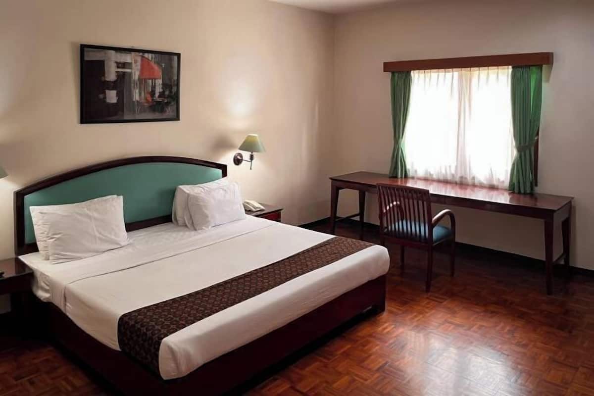 In-room safe, desk, laptop workspace, blackout drapes