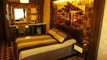 Suite | In-room safe, desk, laptop workspace, soundproofing