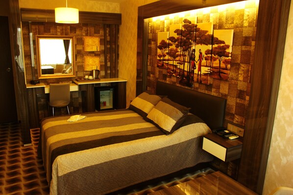 Suite | Zimmersafe, Schreibtisch, laptopgeeigneter Arbeitsplatz