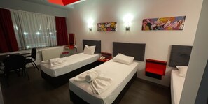 Standard-Dreibettzimmer, 3 Einzelbetten | Zimmersafe, Schreibtisch, laptopgeeigneter Arbeitsplatz