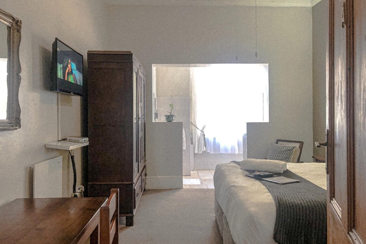 Espacio para trabajar con laptop y wifi gratis 