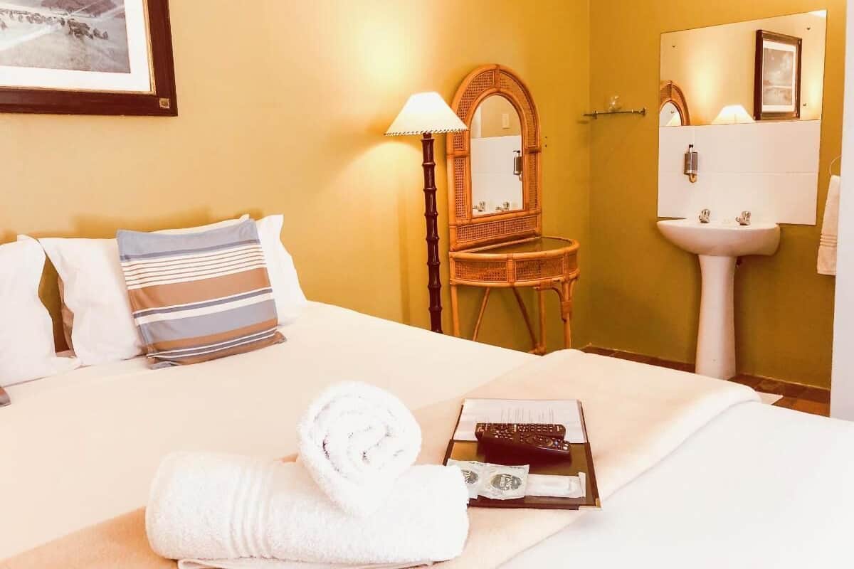 Espacio para trabajar con laptop y wifi gratis 
