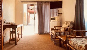 标准双人房或双床房, 1 间卧室, 冰箱和微波炉 | 特色装修、特色家居、笔记本电脑工作区、免费 WiFi