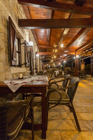 Breakfast, lunch and dinner served - Hotel Kulla e Balshajve (Ulcinj)