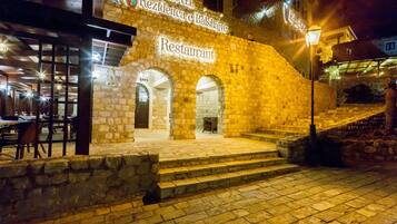 Breakfast, lunch, dinner served; international cuisine