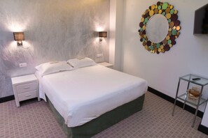 Premium bedding, in-room safe, desk, soundproofing - Andromeda Downtown Suites (Athens)