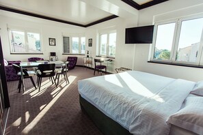 Flat-screen TV - Andromeda Downtown Suites (Athens)