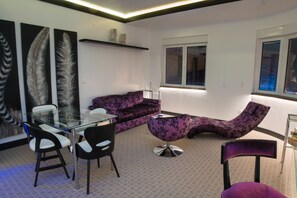 Junior Suite | Ruang tamu | TV skrin rata 