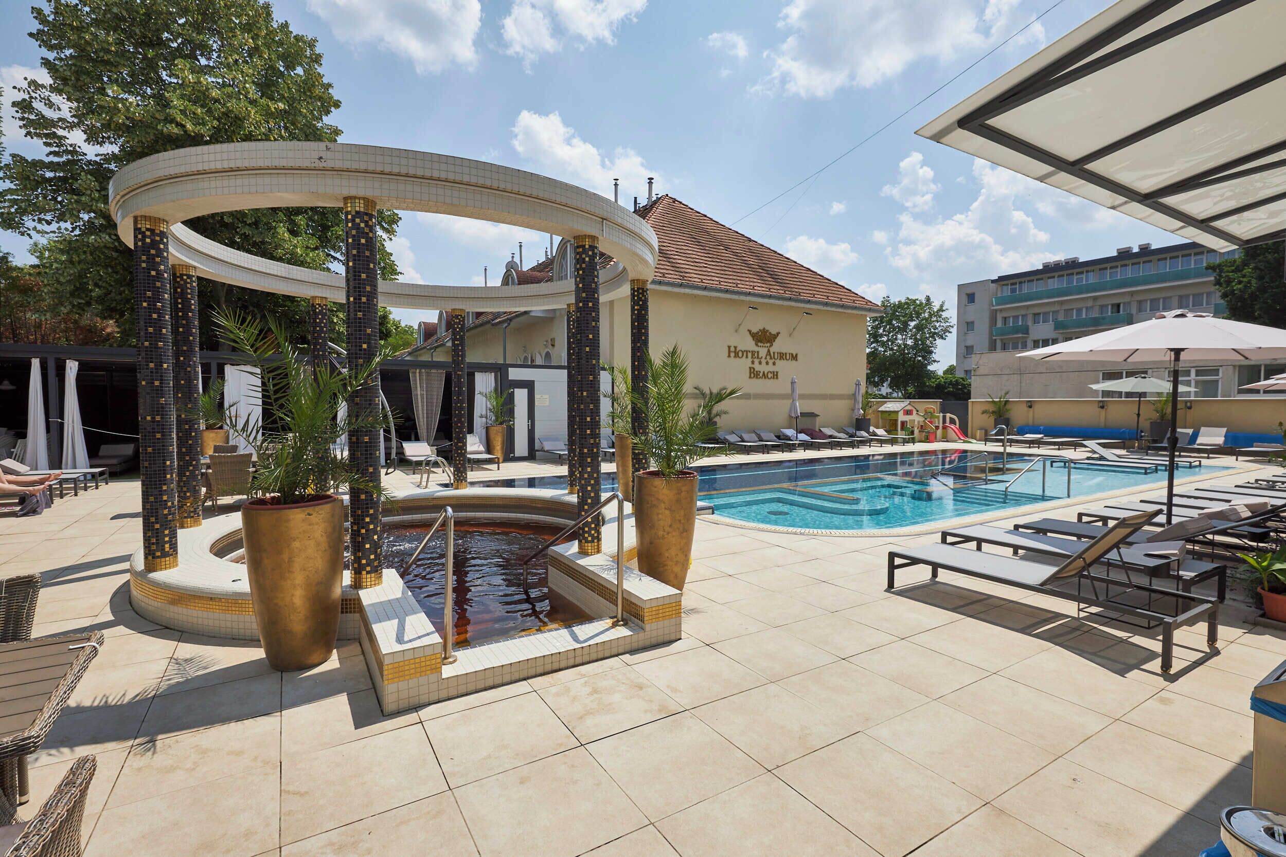 2 室内游泳池，季节性开放的室外游泳池，池畔遮阳伞，日光浴躺椅