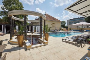 2 piscinas techadas, una piscina al aire libre de temporada, sombrillas