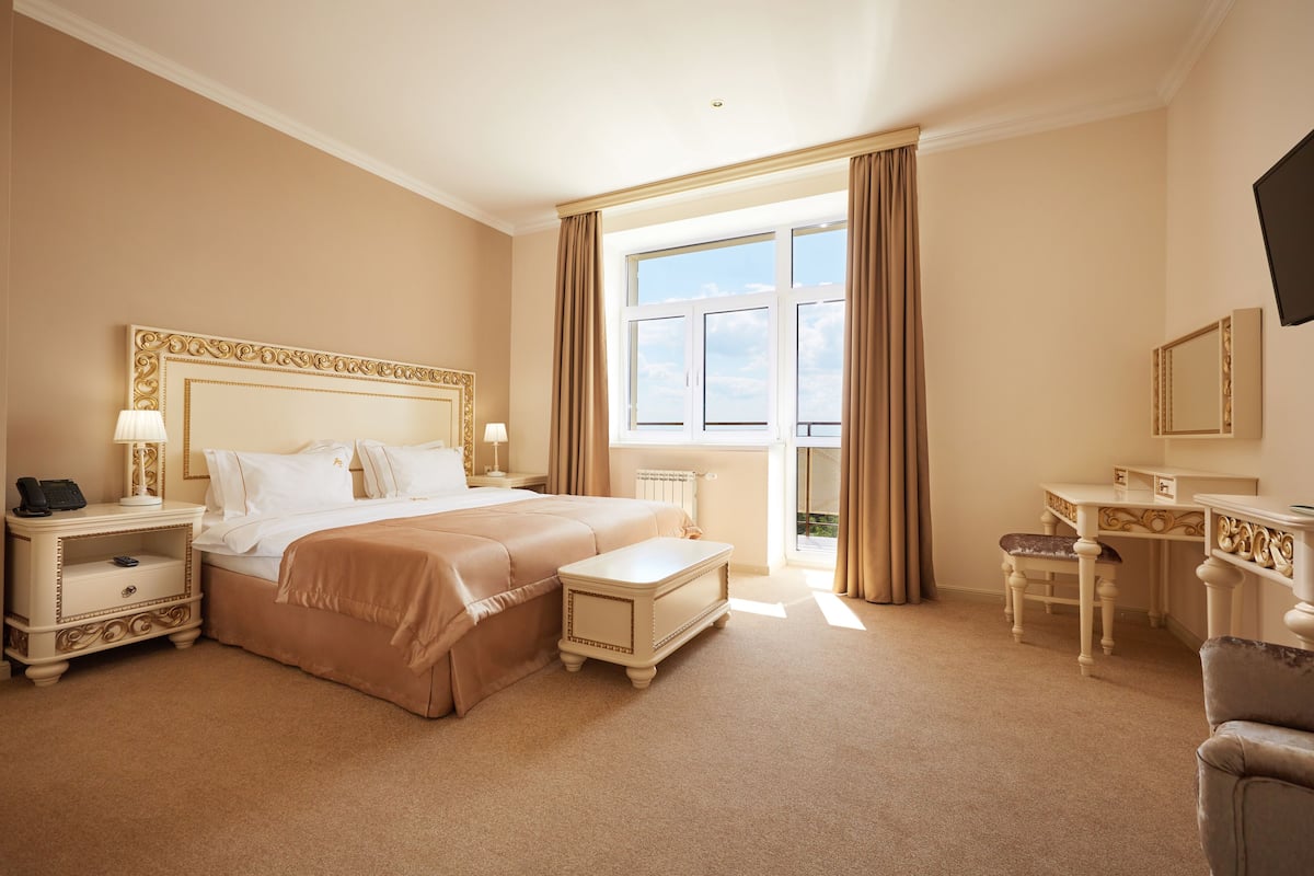 Executive-Suite, Kochnische | Hochwertige Bettwaren, Minibar, Zimmersafe, Schreibtisch