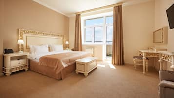 Executive-sviitti, keittotila | Ylelliset vuodevaatteet, minibaari, tallelokero huoneessa, työpöytä