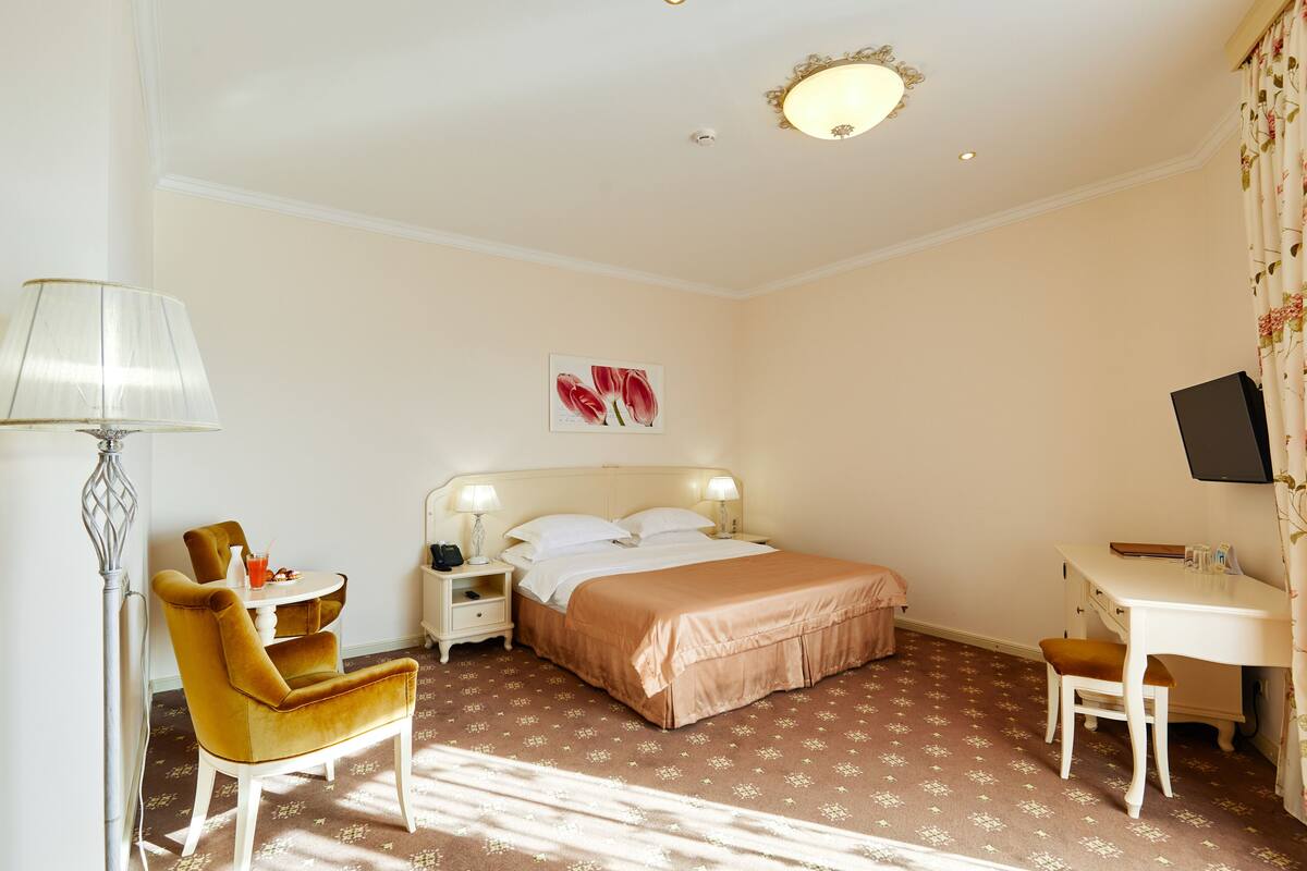 Suite, Bathtub | Premium bedding, minibar, in-room safe, desk