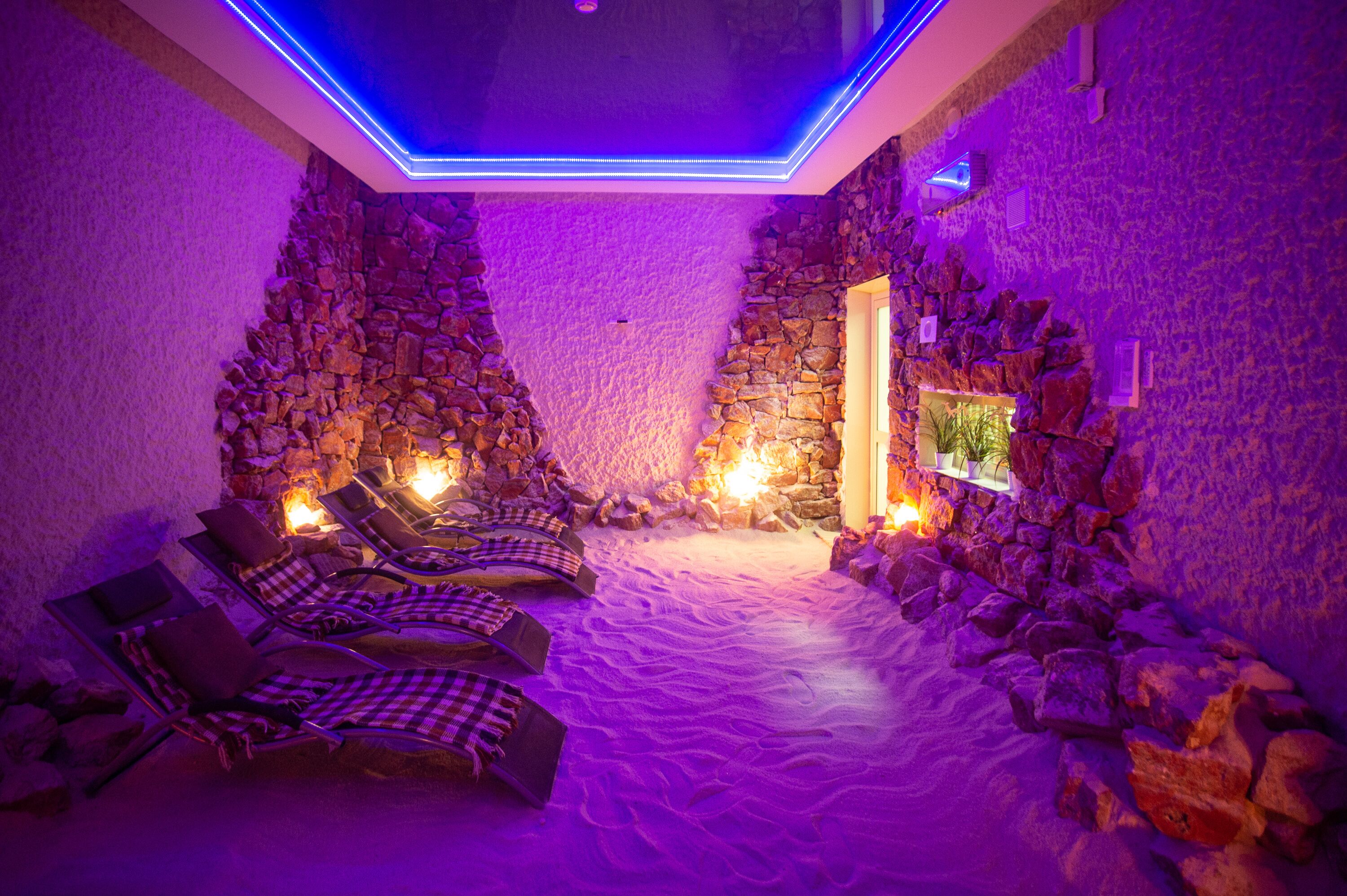 Turkkilainen sauna, vartalohoitoja, hydroterapiaa, kuumakivihierontaa