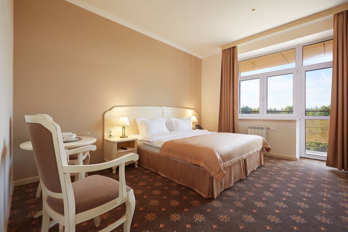 Studio | Premium bedding, minibar, in-room safe, desk