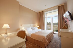 標準雙人或雙床房, 露台 | 高級寢具、迷你吧、房內夾萬、書桌